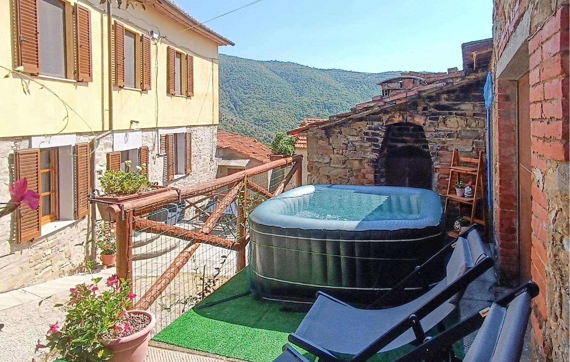 Lovely Home In Castiglion Fiorentino With Kitchen Exterior foto