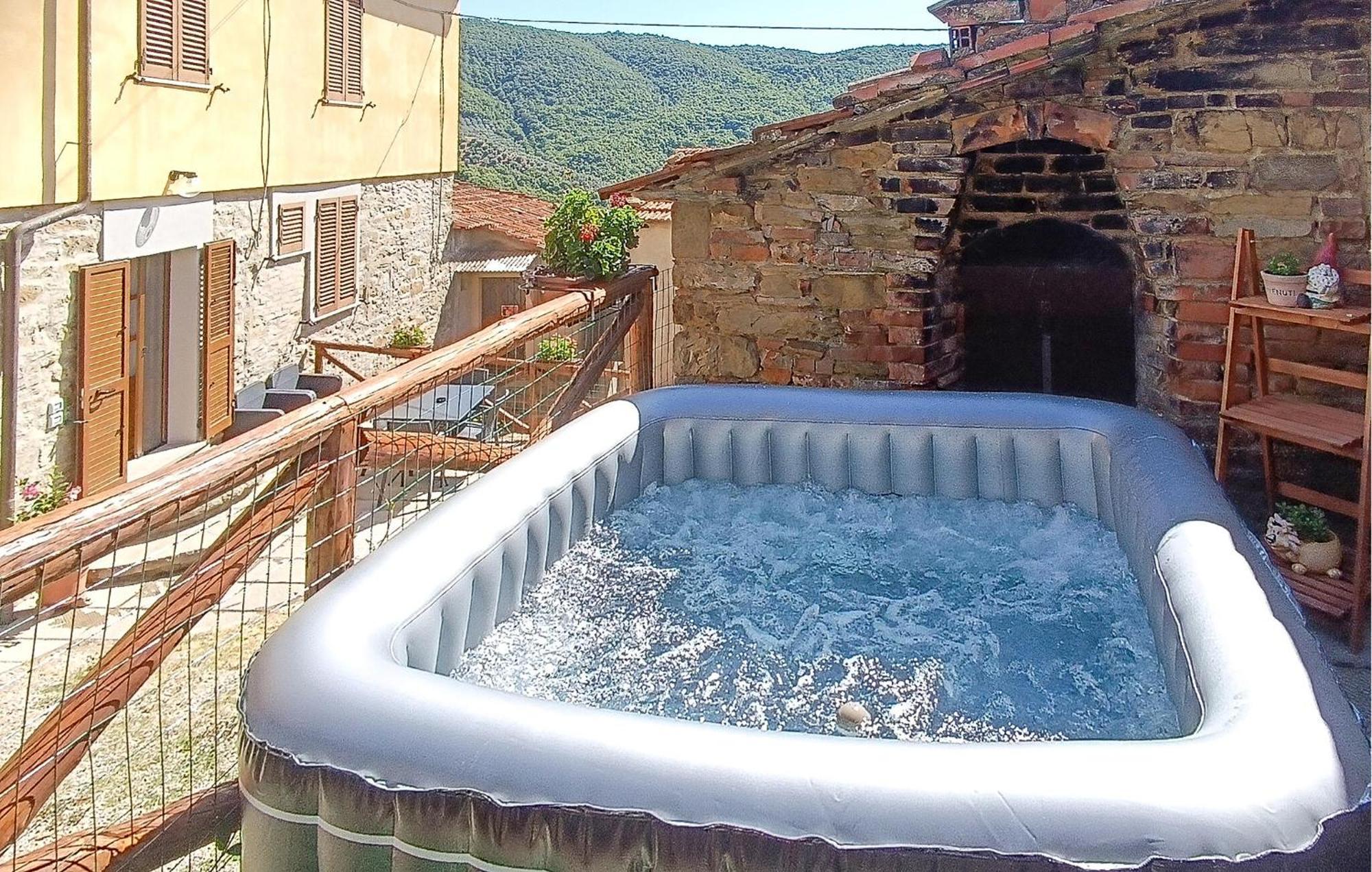 Lovely Home In Castiglion Fiorentino With Kitchen Exterior foto