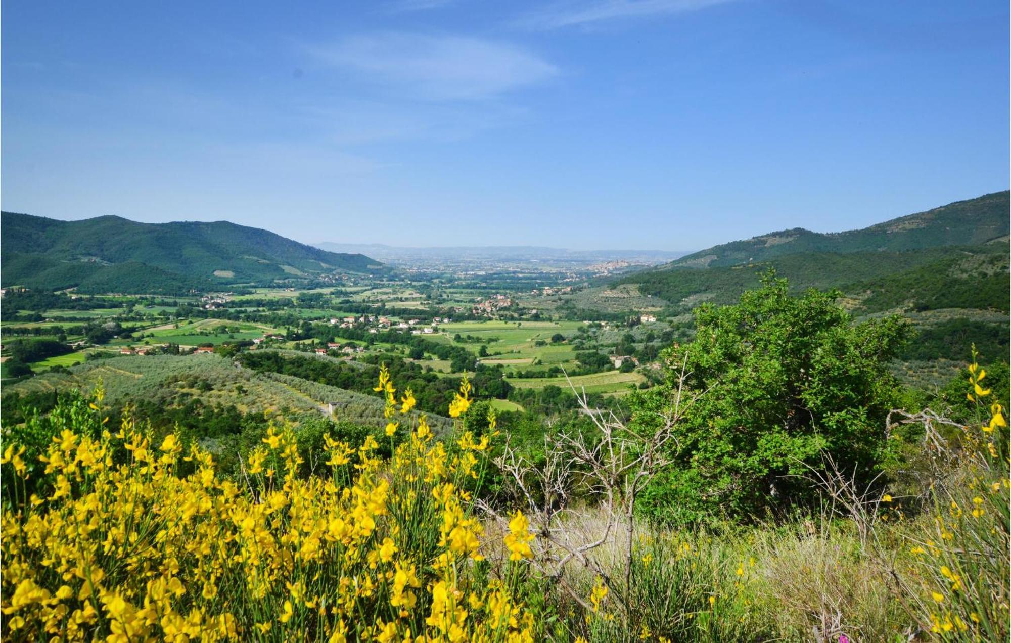 Lovely Home In Castiglion Fiorentino With Kitchen Exterior foto