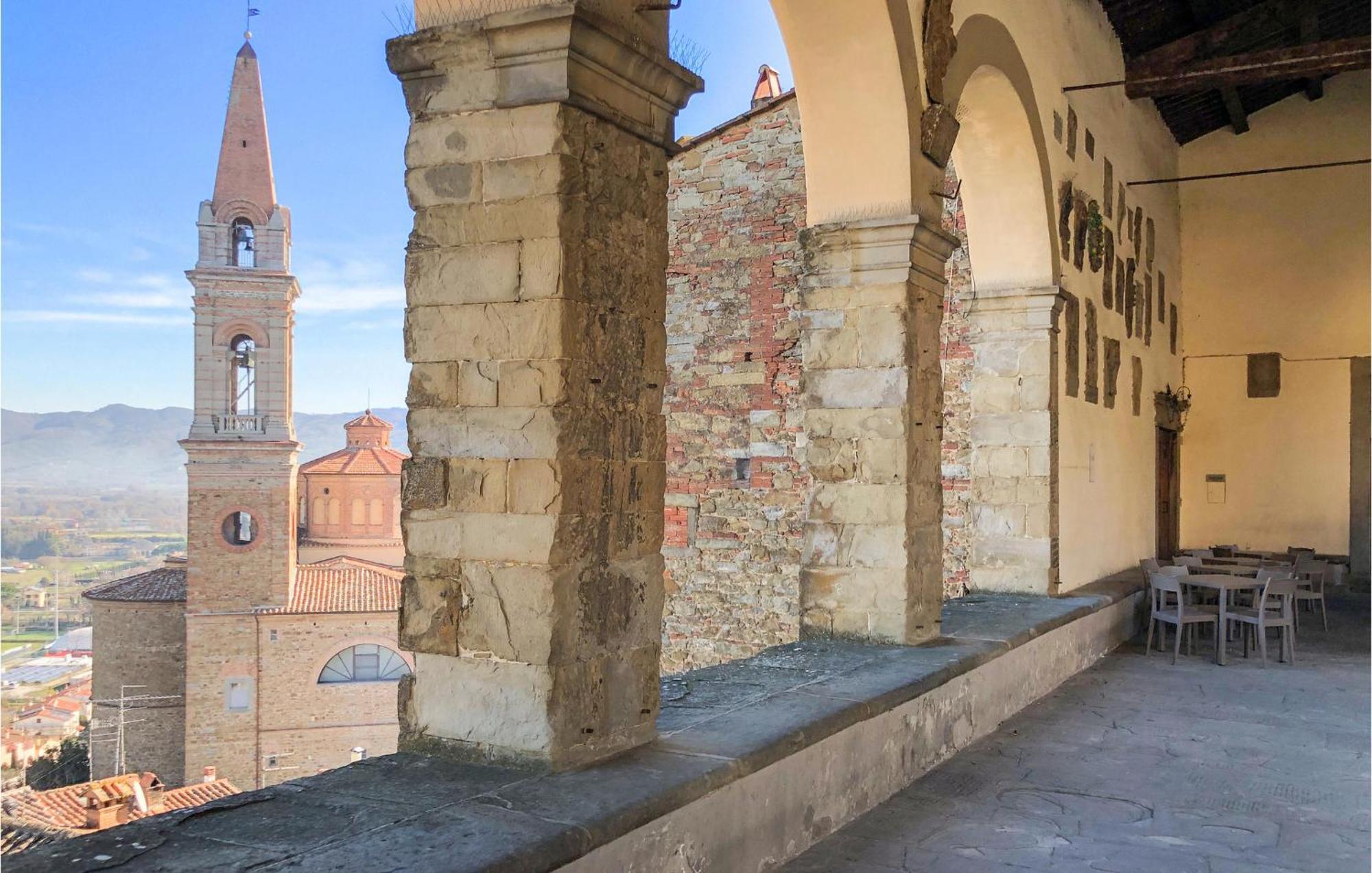 Lovely Home In Castiglion Fiorentino With Kitchen Exterior foto