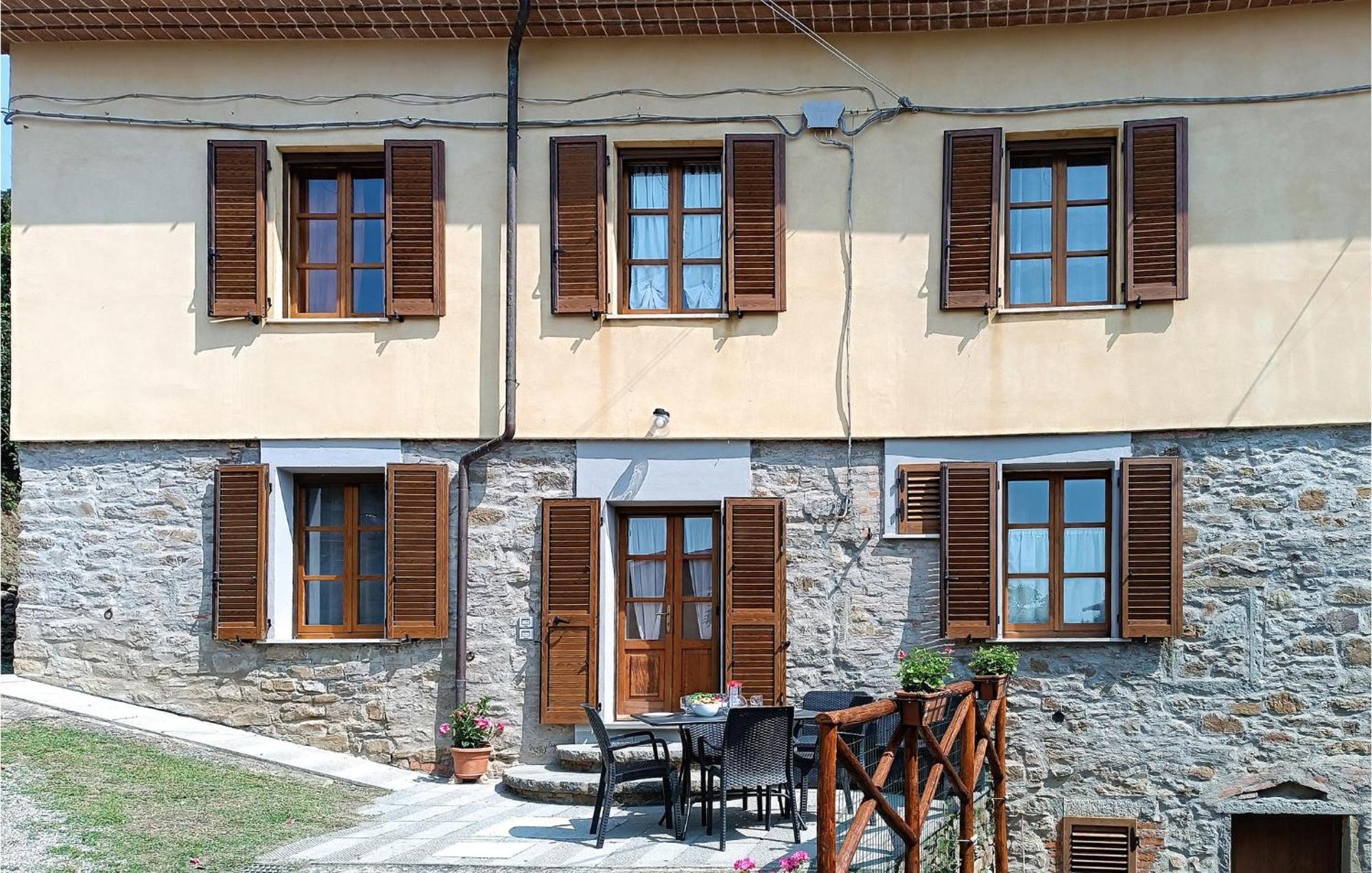 Lovely Home In Castiglion Fiorentino With Kitchen Exterior foto